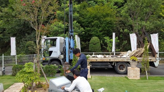 石職人さんの建立作業