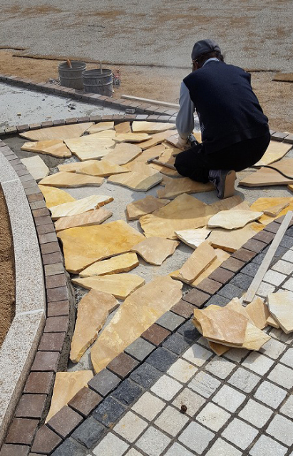 苑内の通路を淡〜いジュラストーンで敷き詰めて頂きました。